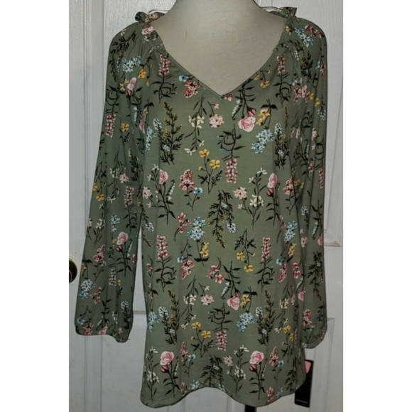 Massini Tops - 🇺🇲 5/$31 [Massini] Olive Floral Long Sleeve Top